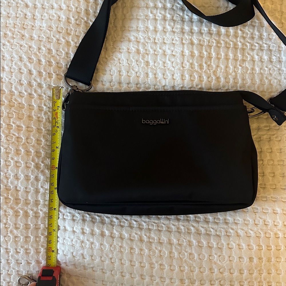 Baggallini Small Black crossbody Bag - Picture 2 of 4